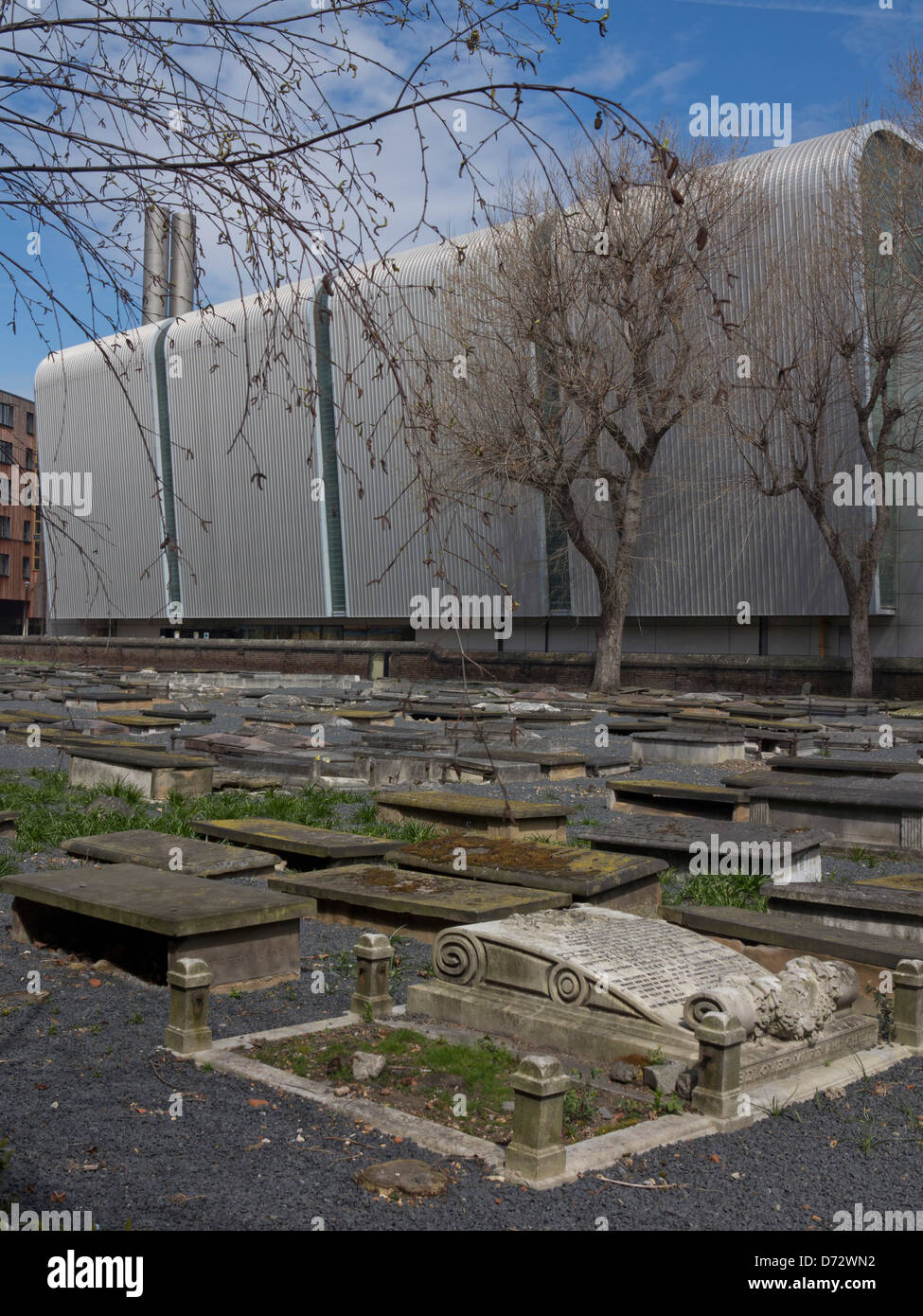 Novo tumbas en el antiguo cementerio judío en el corazón de la nueva