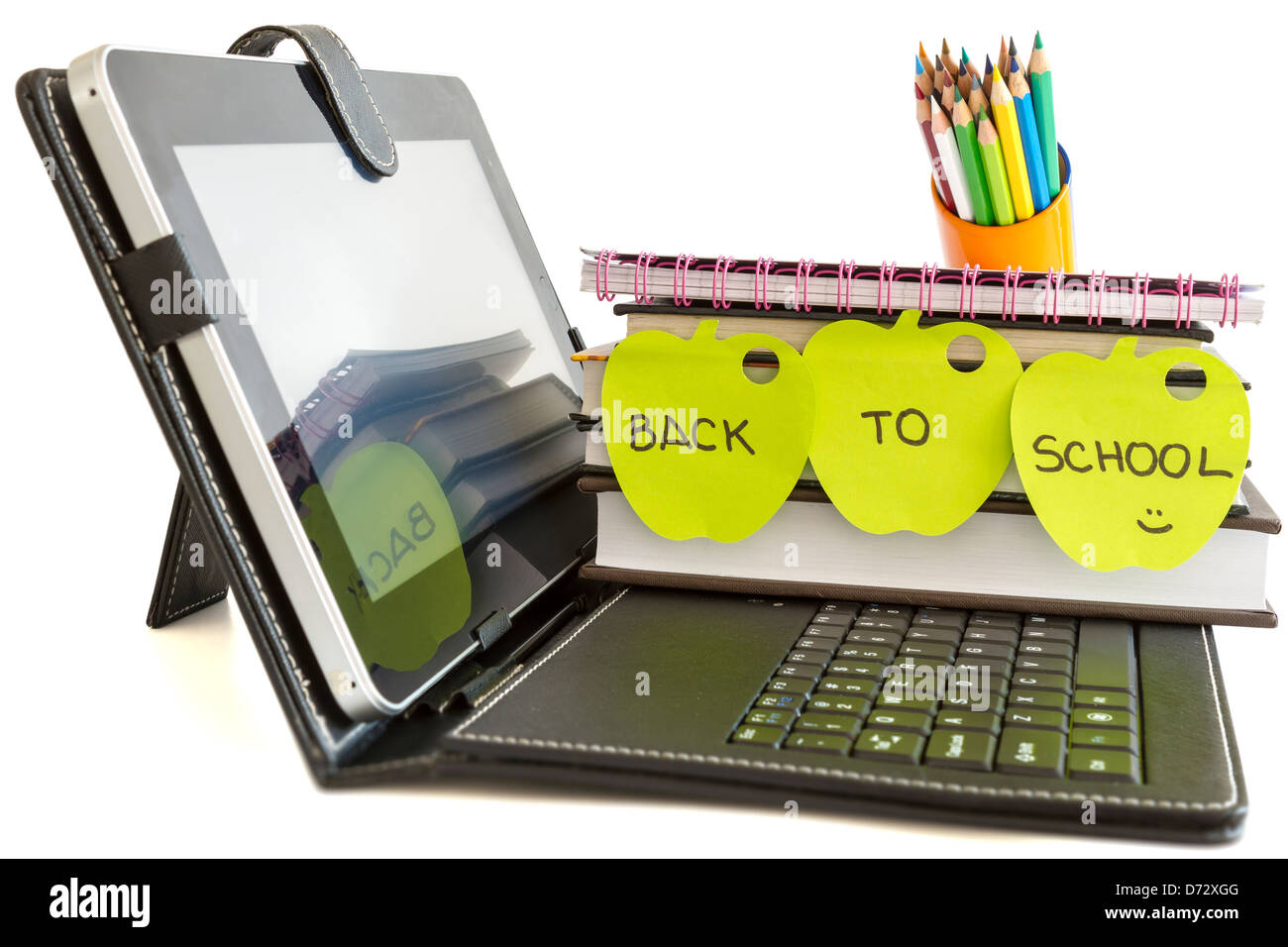 De vuelta a la escuela con tablet pc digital, libros y lápices de colores sobre fondo blanco. Foto de stock