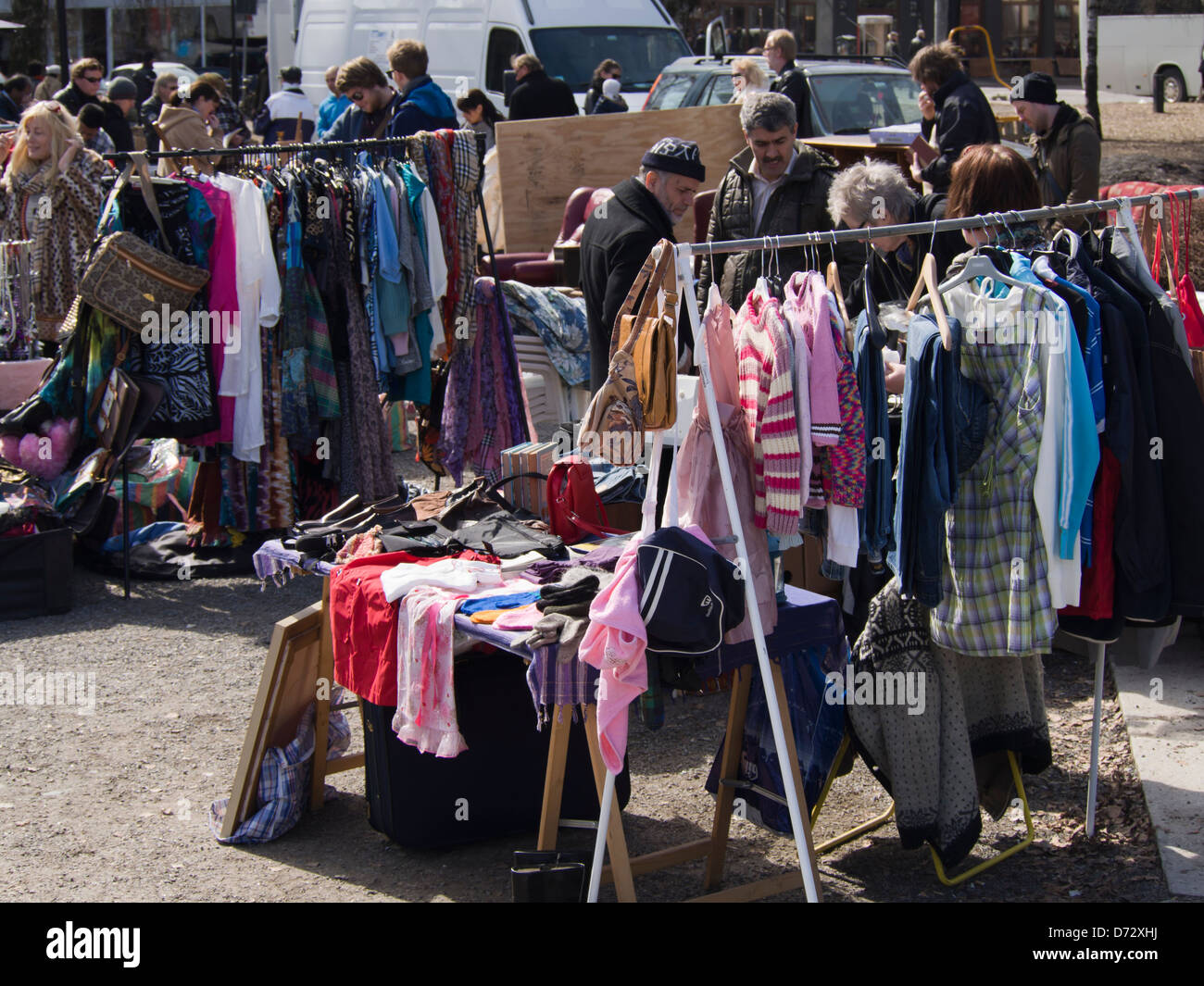 Stand ropa usada y compradores y proveedores en un mercado de pulgas en Grunerlokka Oslo Noruega Fotografía de stock - Alamy