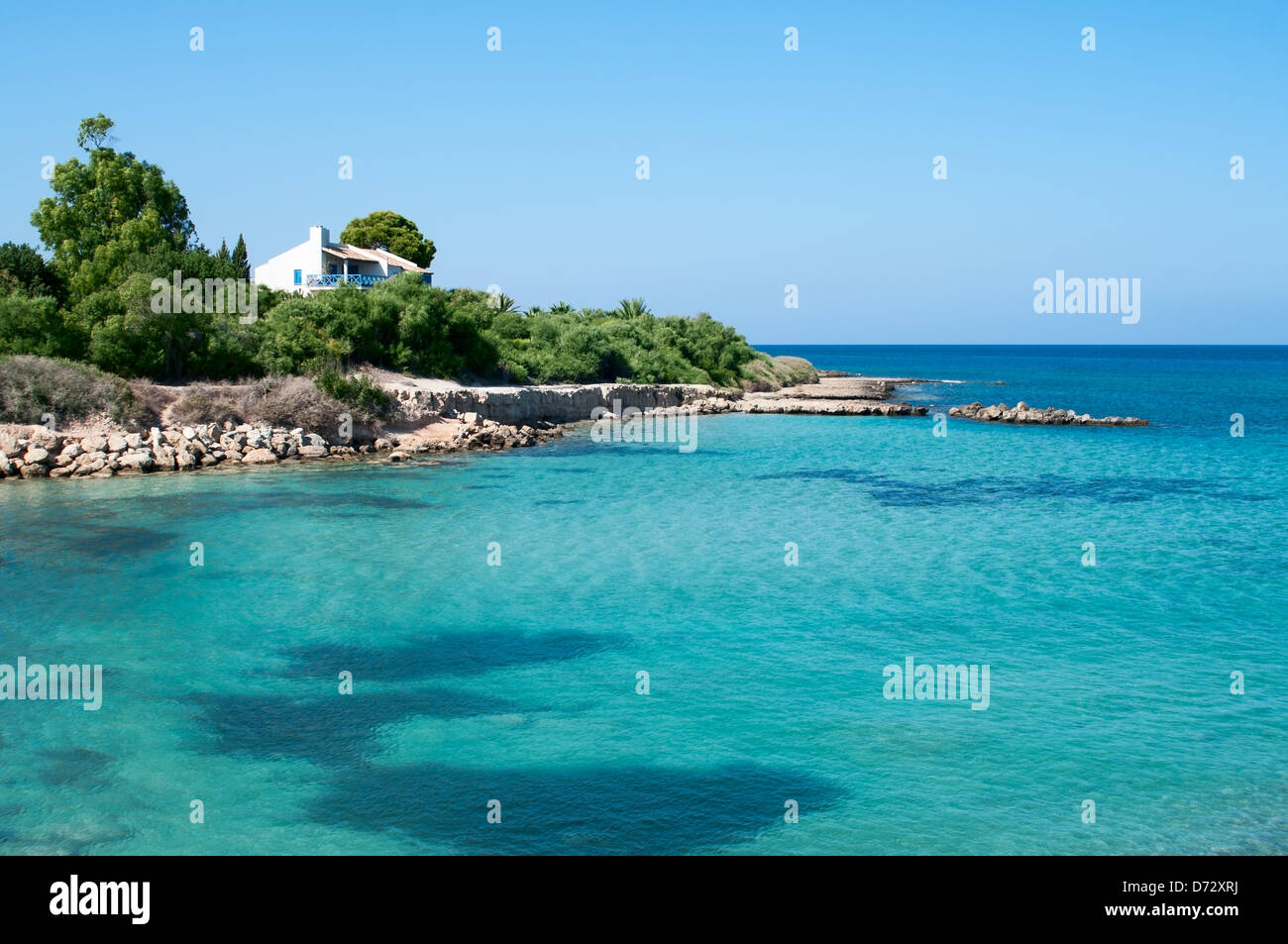 Pequeña casa en la orilla del mar Mediterráneo, cerca de la isla de Chipre Foto de stock