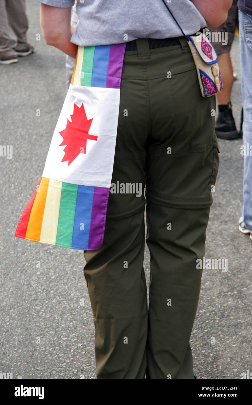 Bandera canadiense en los colores del arco iris en una marcha del