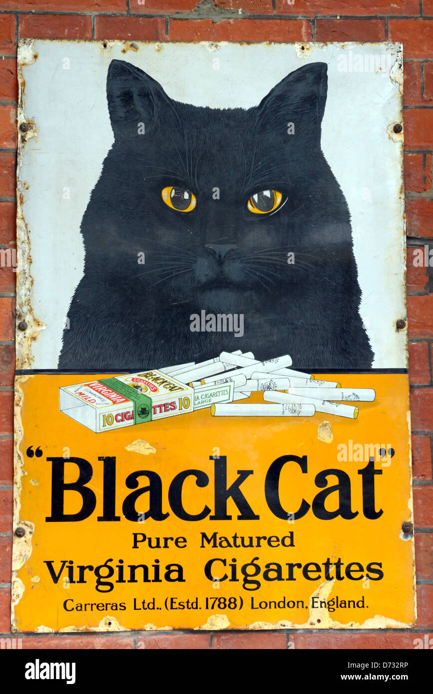 Una placa de metal antiguos carteles publicitarios 'gato negro' los cigarrillos Foto de stock