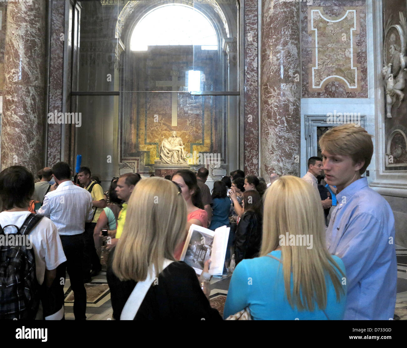 Vaticano: un grupo de visitantes en frente de la Pietà de Miguel Ángel en la Basílica de San Pedro en Roma Foto de stock