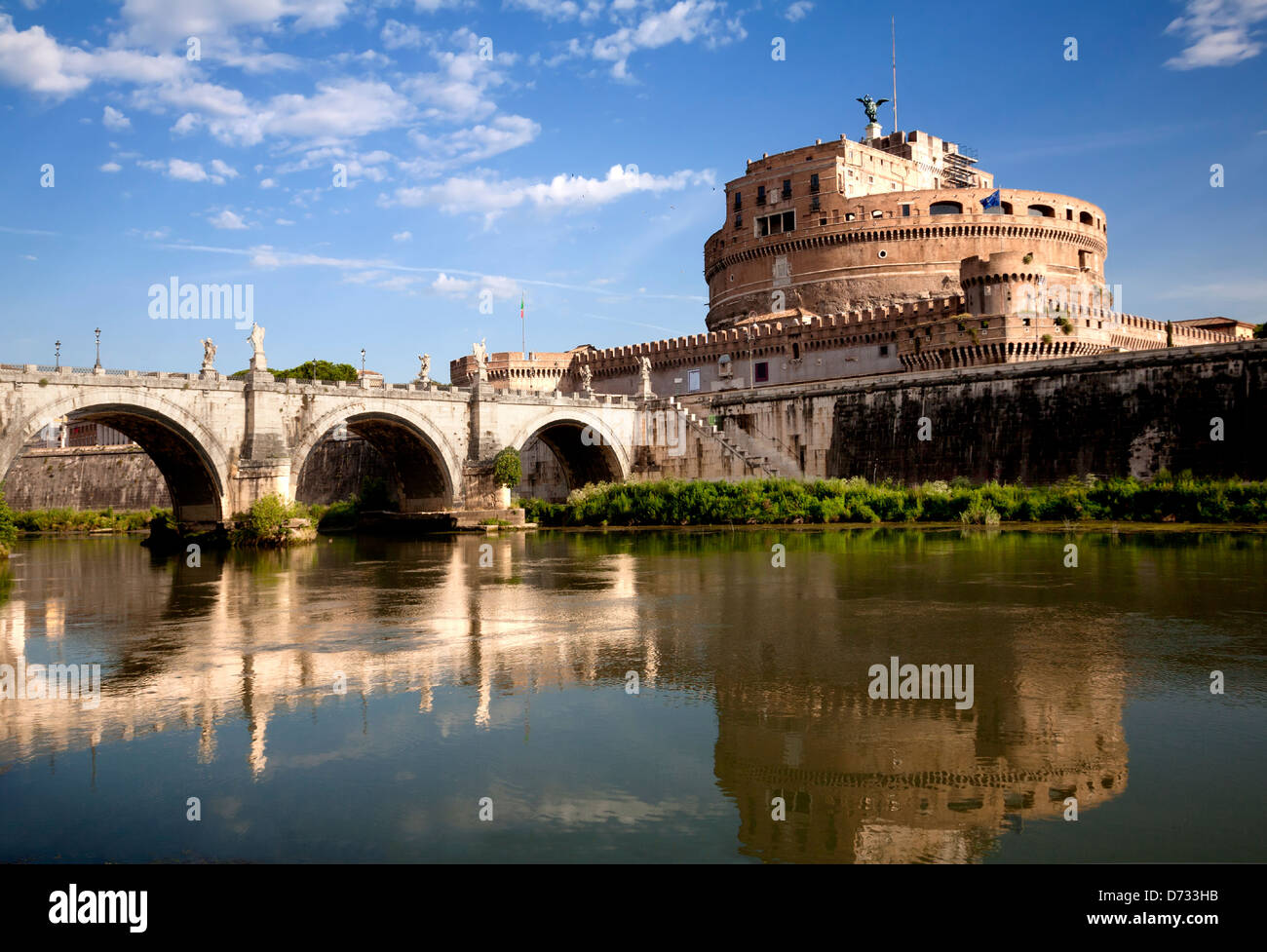 El Castel Sant'Angelo, el Ponte Sant'Angelo, el río Tíber. Roma, Italia Foto de stock