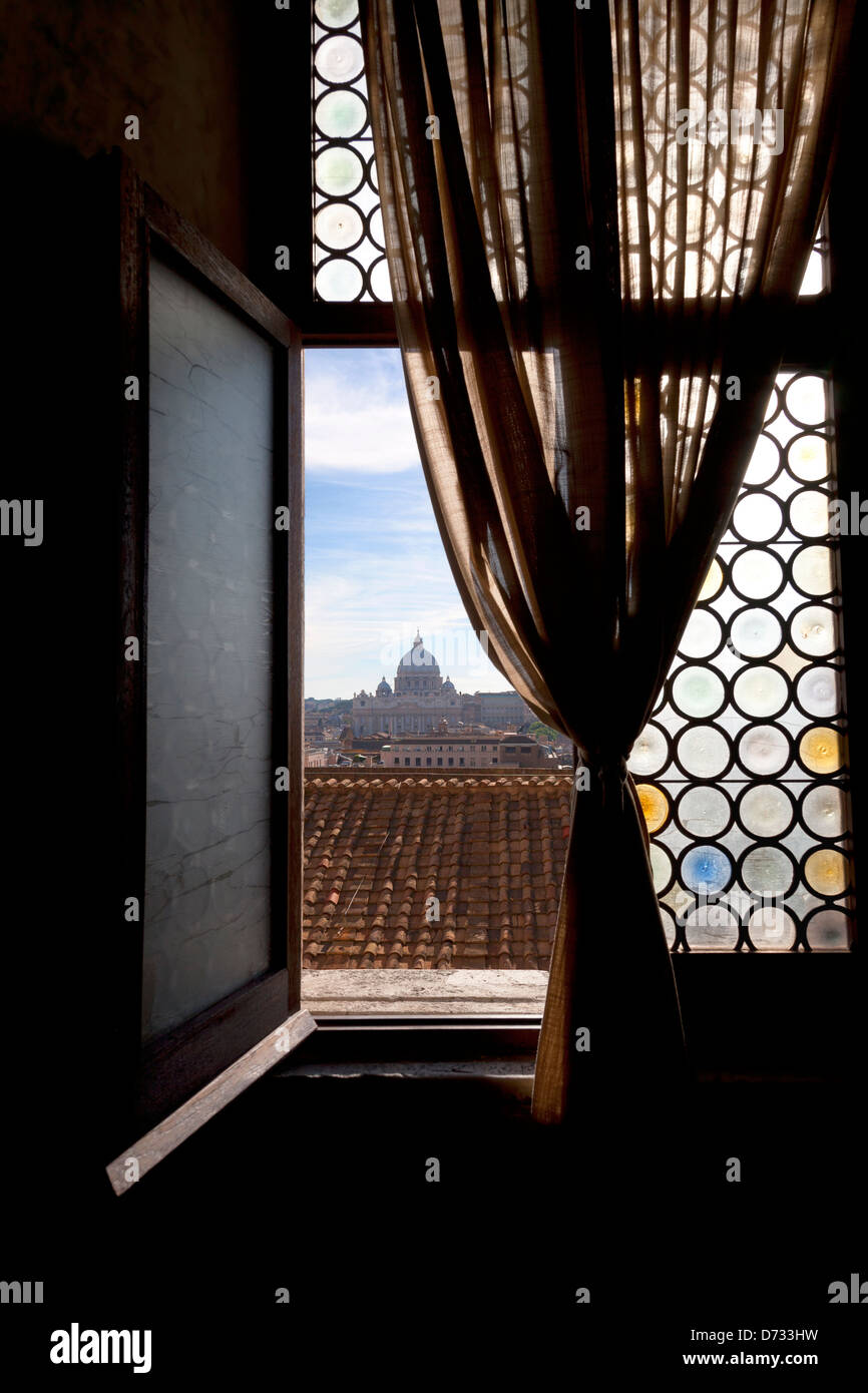 Vista de la Basílica de San Pedro en Roma, desde la ventana de Castel Sant'Angelo Foto de stock