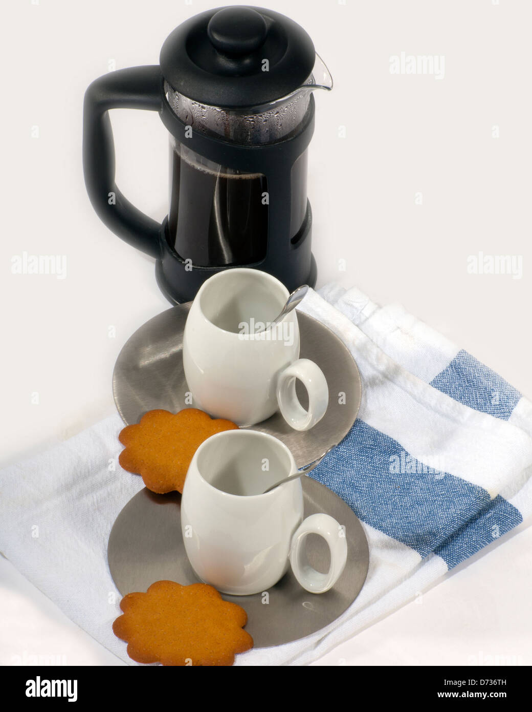 Café, prensa francesa tradicional cafetera y tazas blanco pequeño con  cucharas de plata y galletas Fotografía de stock - Alamy