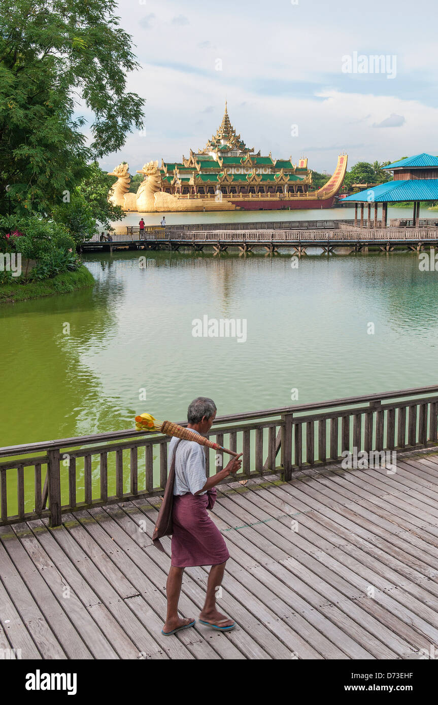 Royal barcaza en Yangon Myanmar park Foto de stock