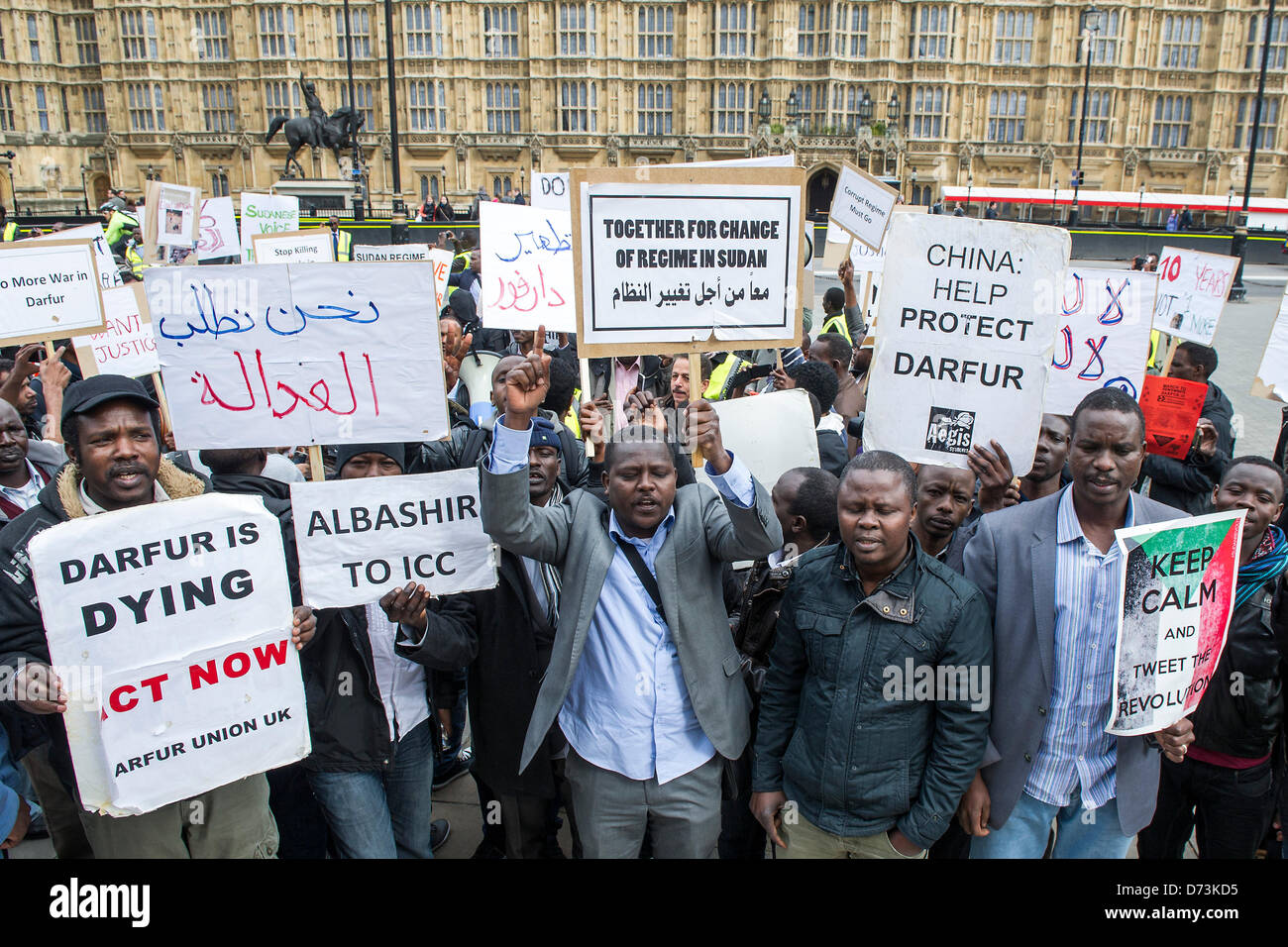 Dafur 10 años - para conmemorar el aniversario de este año el gobierno de Sudán comenzó un genocidio en Darfur, una coalición de grupos de protesta una beneficencia ofrece una petición a Downing Street. Tienen como objetivo resaltar que el sufrimiento en Darfur no es más y pedir - 'la urgente solución de la crisis humanitaria; el enjuiciamiento de los responsables de los crímenes contra los derechos humanos a la justicia; la protección de los grupos vulnerables; y el desarrollo de una paz justa y duradera en Darfur y en todo Sudán." La protesta se reunieron frente a la Embajada de Sudán, se trasladó a Downing Street y terminó fuera de Pa Foto de stock