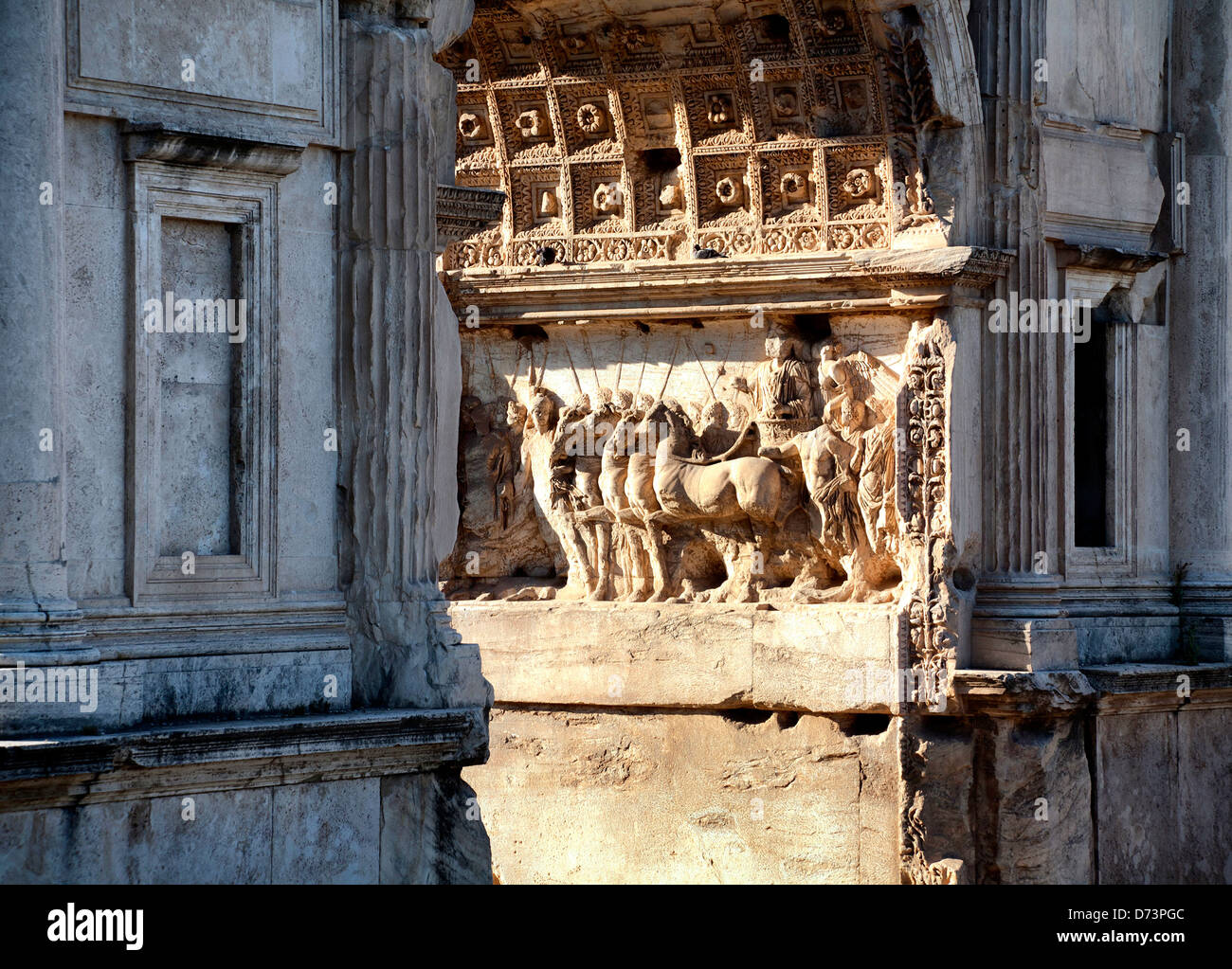 El Arco de Tito, detalle de relieve con la cuadriga. Foro Romano. Roma. Foto de stock