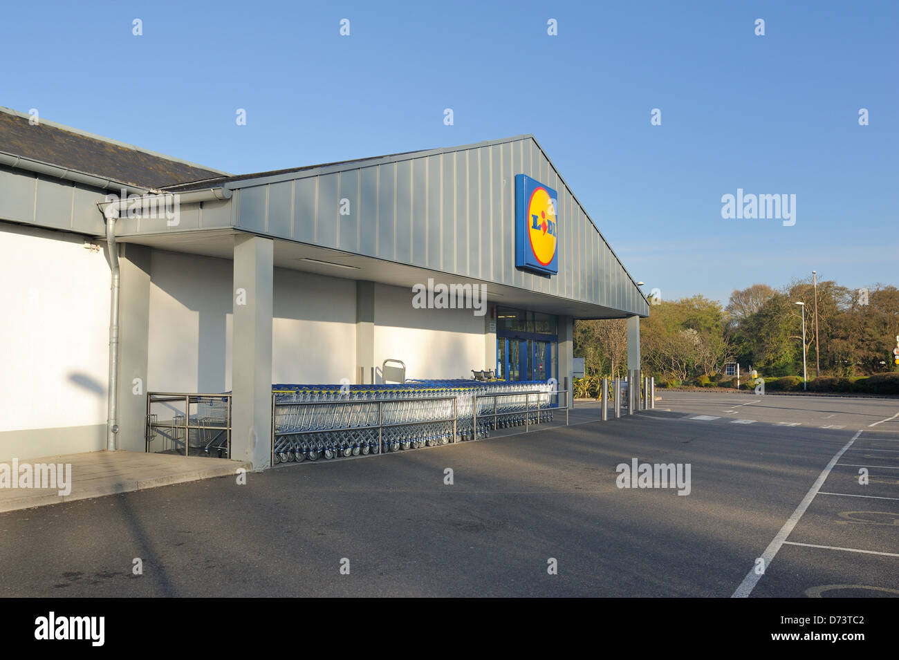 Lidl supermercado portfield mostrando un aparcamiento vacío y una fila de  carritos de compra Fotografía de stock - Alamy