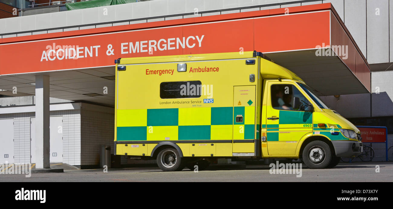 Ambulancia y conductor de emergencia del NHS estacionados en el Servicio Nacional de Salud Hospital Accidente y Emergencia entrada Lambeth Londres Inglaterra Reino Unido Foto de stock