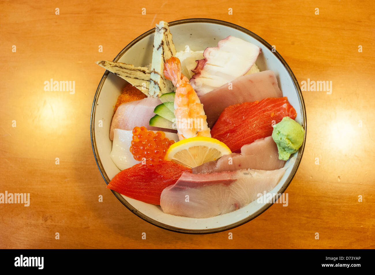 Tazón de Chirashi Sushi fresco con selección de tamago, salmón, atún,  huevas de pescado, saba, el wasabi, el pulpo sobre una cama de arroz de  sushi Fotografía de stock - Alamy