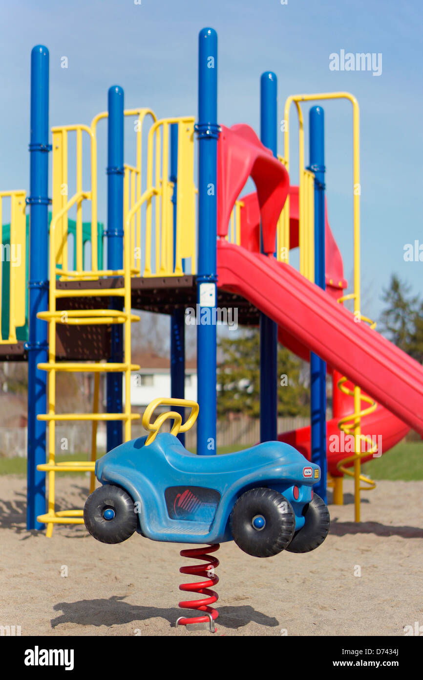 Zona de juegos infantil toboganes, afuera del recinto escolar Foto de stock