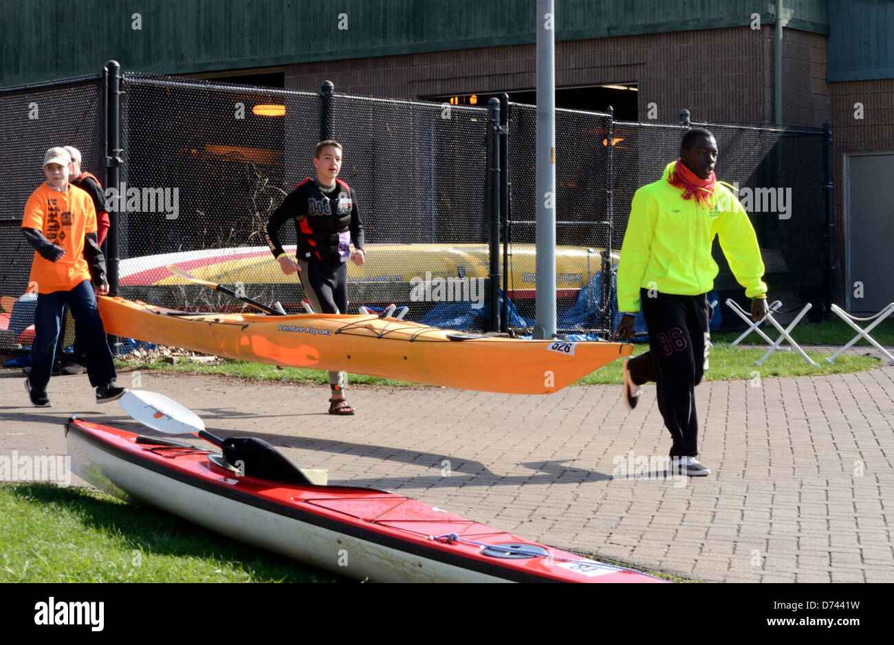 Competidor razas para empezar a remar en kayak. Foto de stock