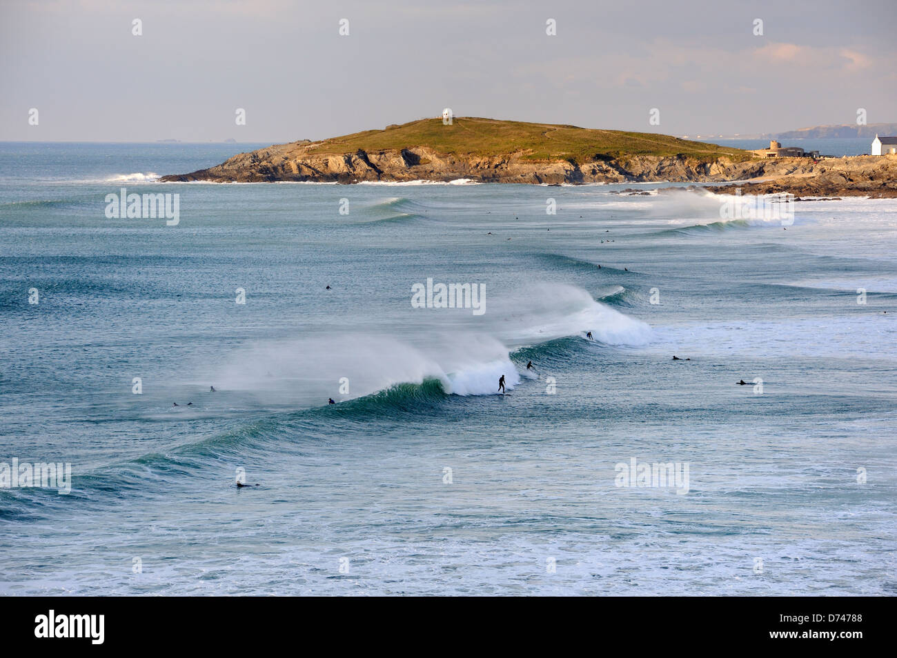 Los surfistas cabalgando las olas en la playa Fistral Cornwall Foto de stock