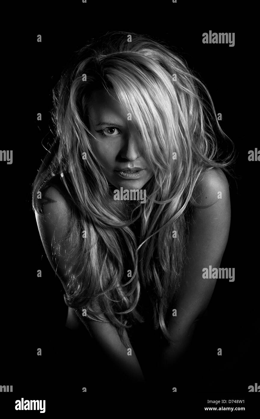 Moody B&W imagen de mujer rubia con el pelo alocado. Foto de stock