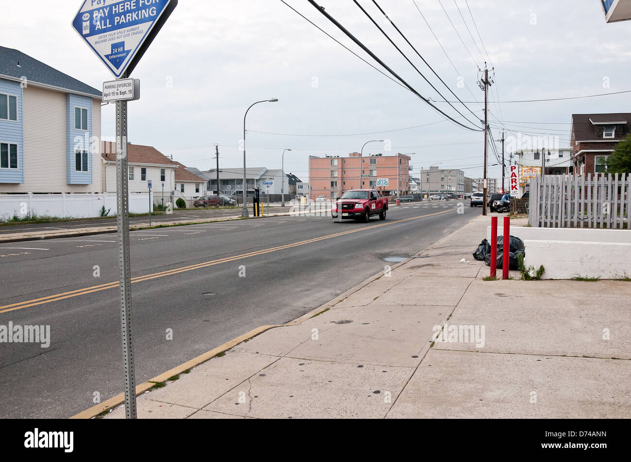 Semáforo normalmente bulliciosas calles en la costa de Jersey son casi vacía después de una evacuación obligatoria es, en efecto, para preparar Foto de stock