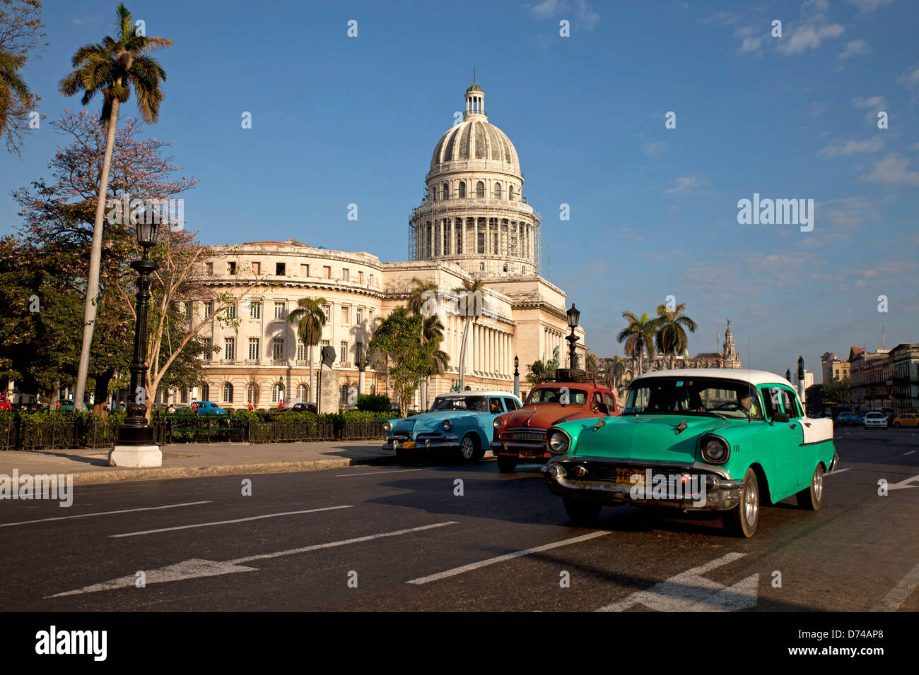 Clásico estadounidense de automóviles y el Capitolio en el centro de La Habana, Cuba, El Caribe Foto de stock