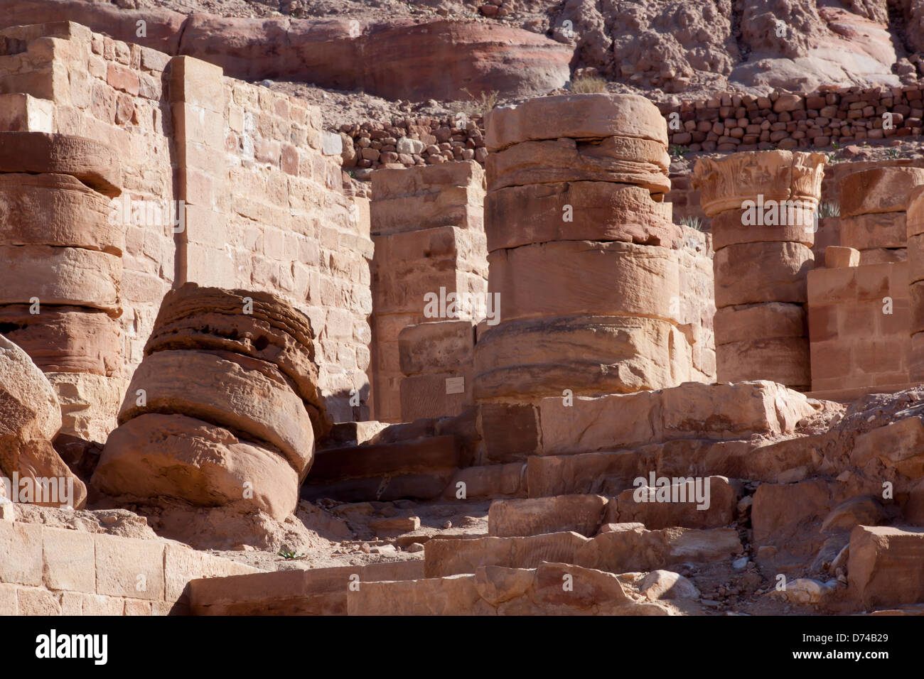 Edificios de piedra tallada en el acantilado, en Petra, Jordania; un primer siglo ciudad perdida en el Oriente Medio y una aventura de viajeros Foto de stock