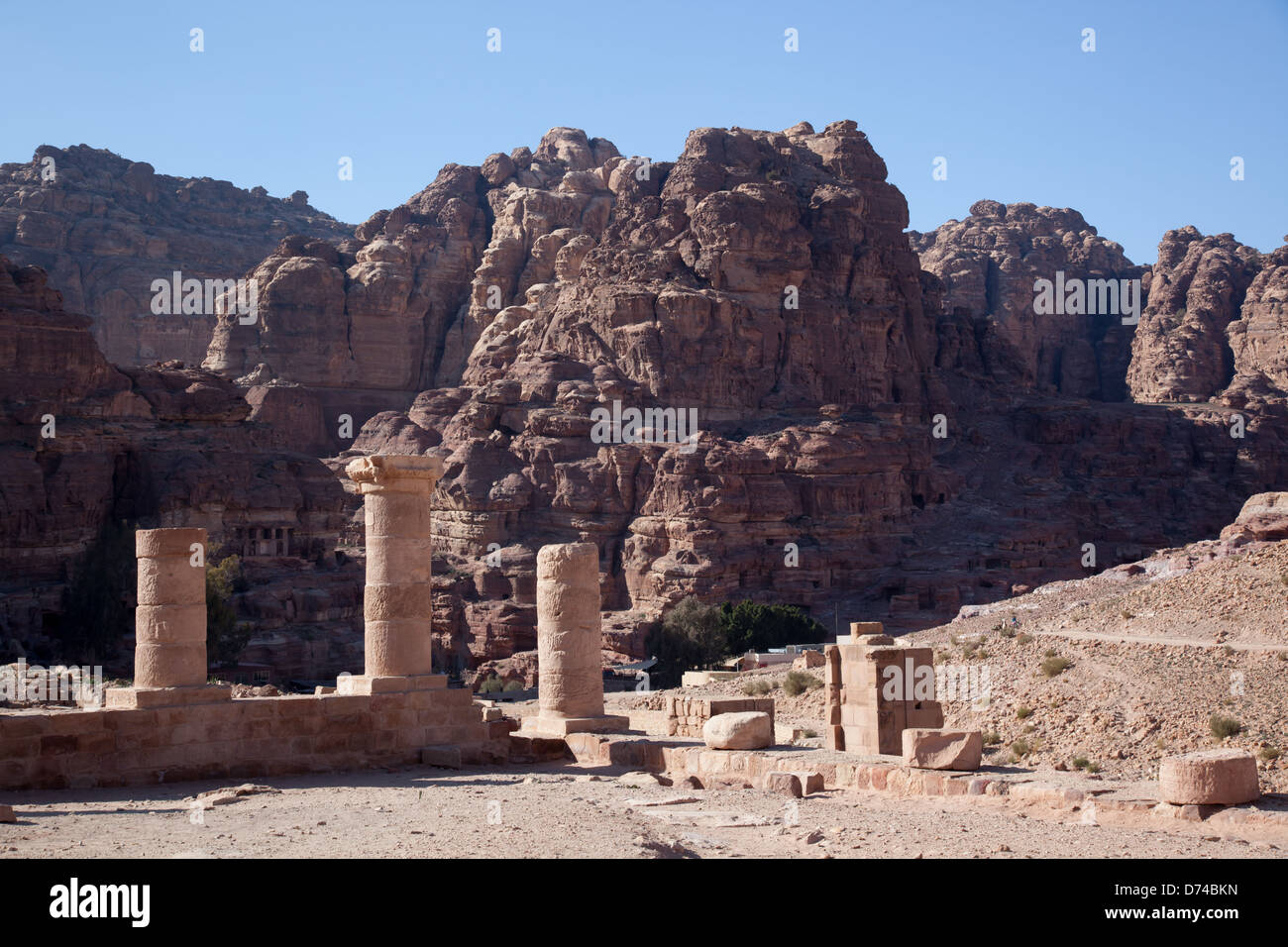 Edificios de piedra tallada en el acantilado, en Petra, Jordania; un primer siglo ciudad perdida en el Oriente Medio y una aventura de viajeros Foto de stock