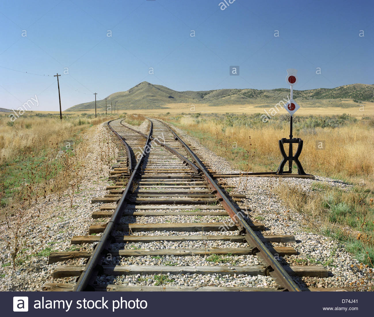 las-vias-de-ferrocarril-en-el-golden-spike-national-historic-site-promontory-point-en-utah-eeuu-d74j41.jpg