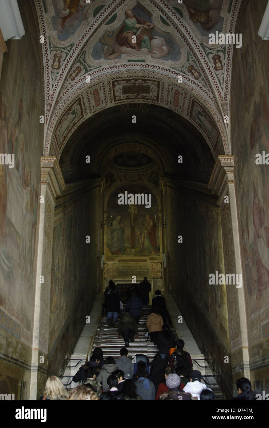 Los peregrinos suben por la escalera santa de rodillas. Roma. Italia. Foto de stock