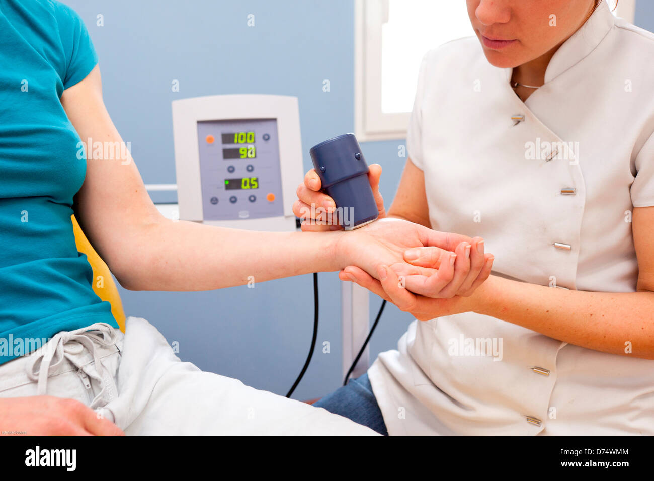 Ultrasonido el tratamiento de fisioterapia de muñeca con ultrasonidos Fotografía de stock Alamy Ultrasonido el tratamiento de fisioterapia de muñeca con ultrasonidos Fotografía de stock Alamy