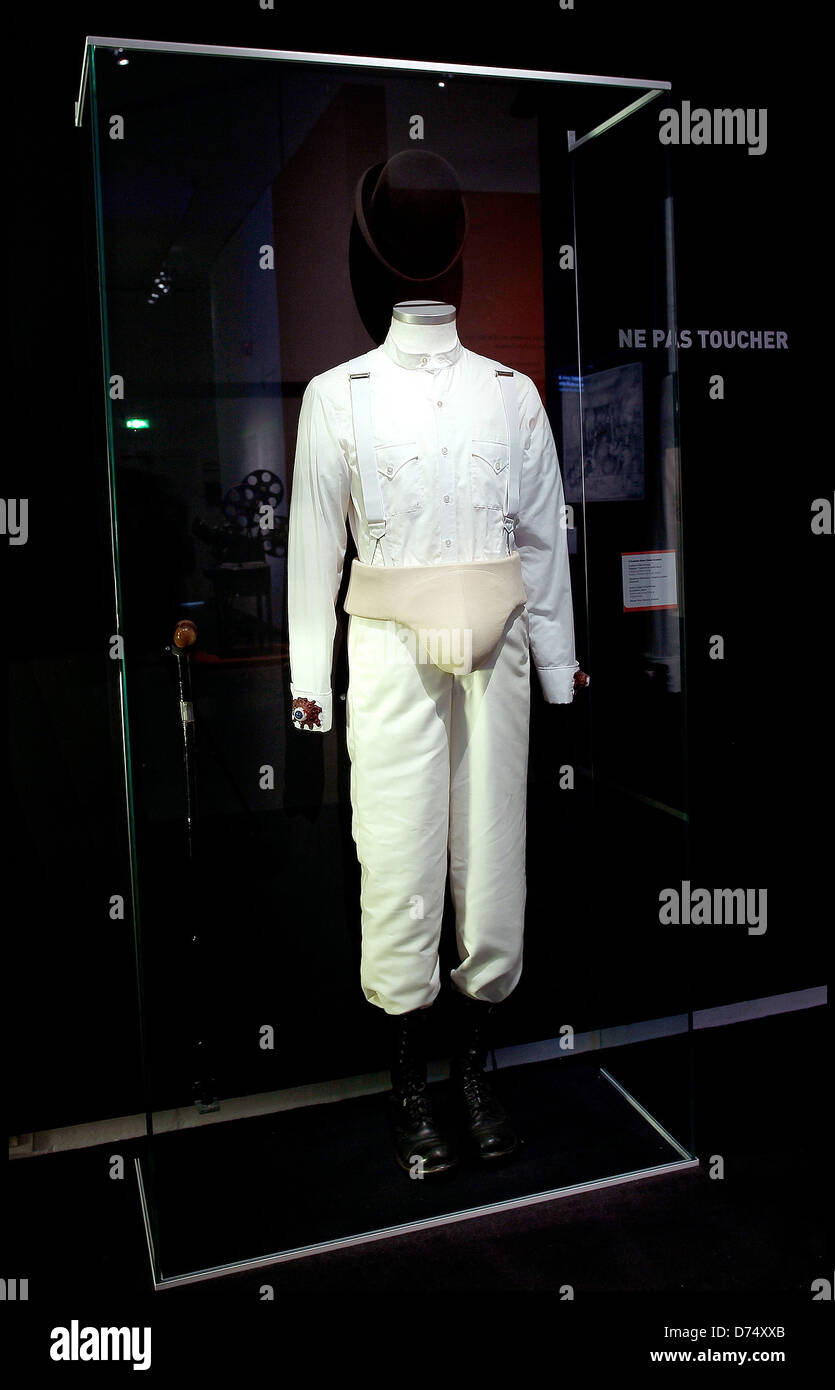 Disfraz de "La Naranja Mecánica" de Stanley Kubrick con exposiciones movie  props y vestuario, celebrada en la Cinemateca Francesa Fotografía de stock  - Alamy