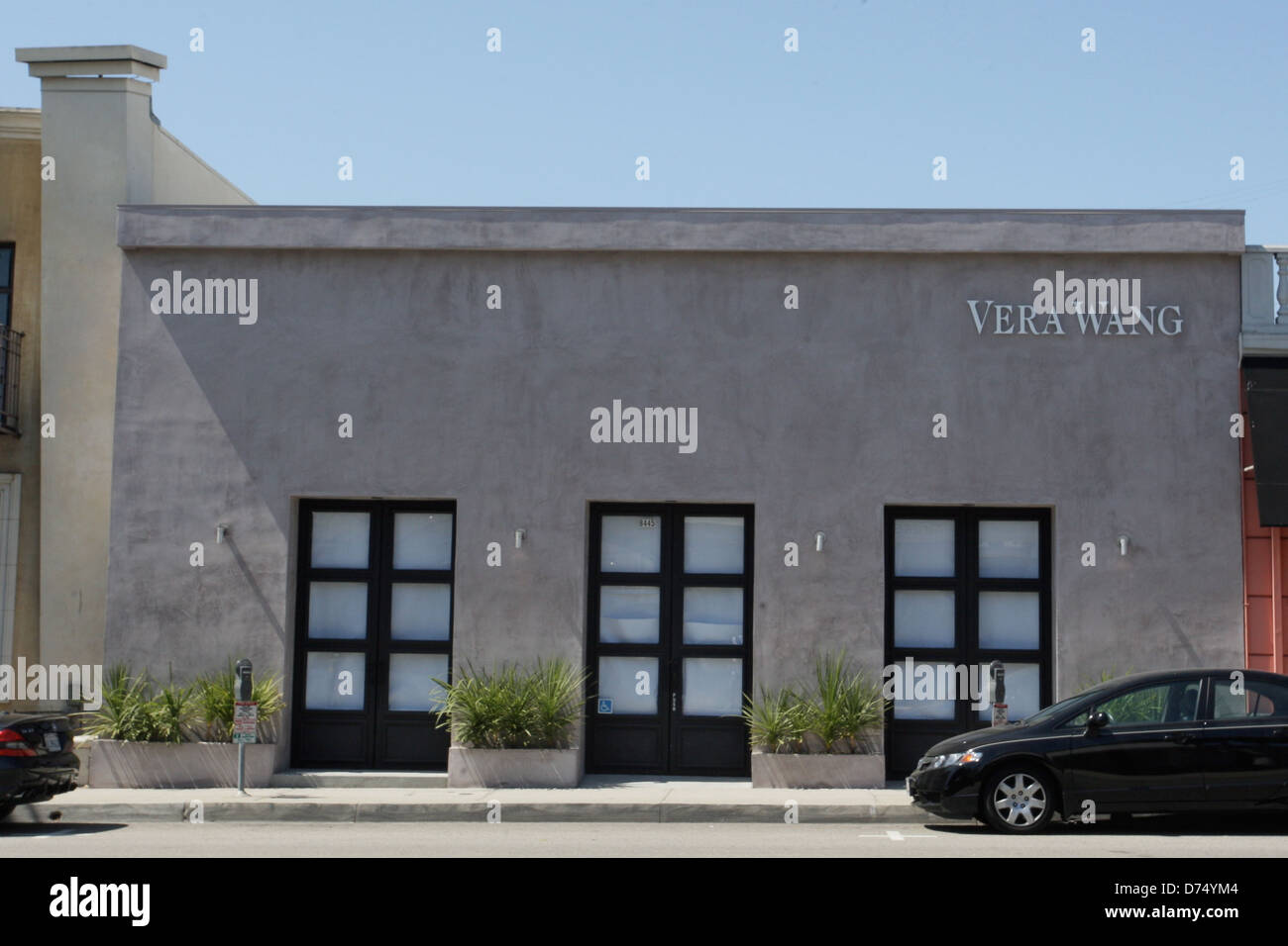 Vera Wang boutique la familia Kim Kardashian espere junto con Vera Wang  para los reality TV Star para llegar a un vestido de novia Fotografía de  stock - Alamy