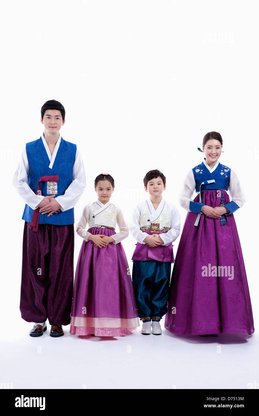 Familia traje tradicional coreano de pie en una línea Fotografía de stock Alamy