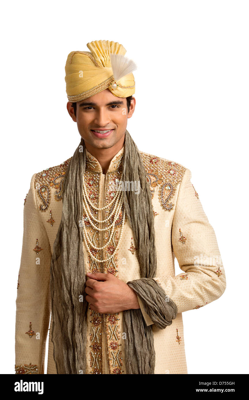 Retrato de un hombre de origen indio en traje de boda tradicional  Fotografía de stock - Alamy