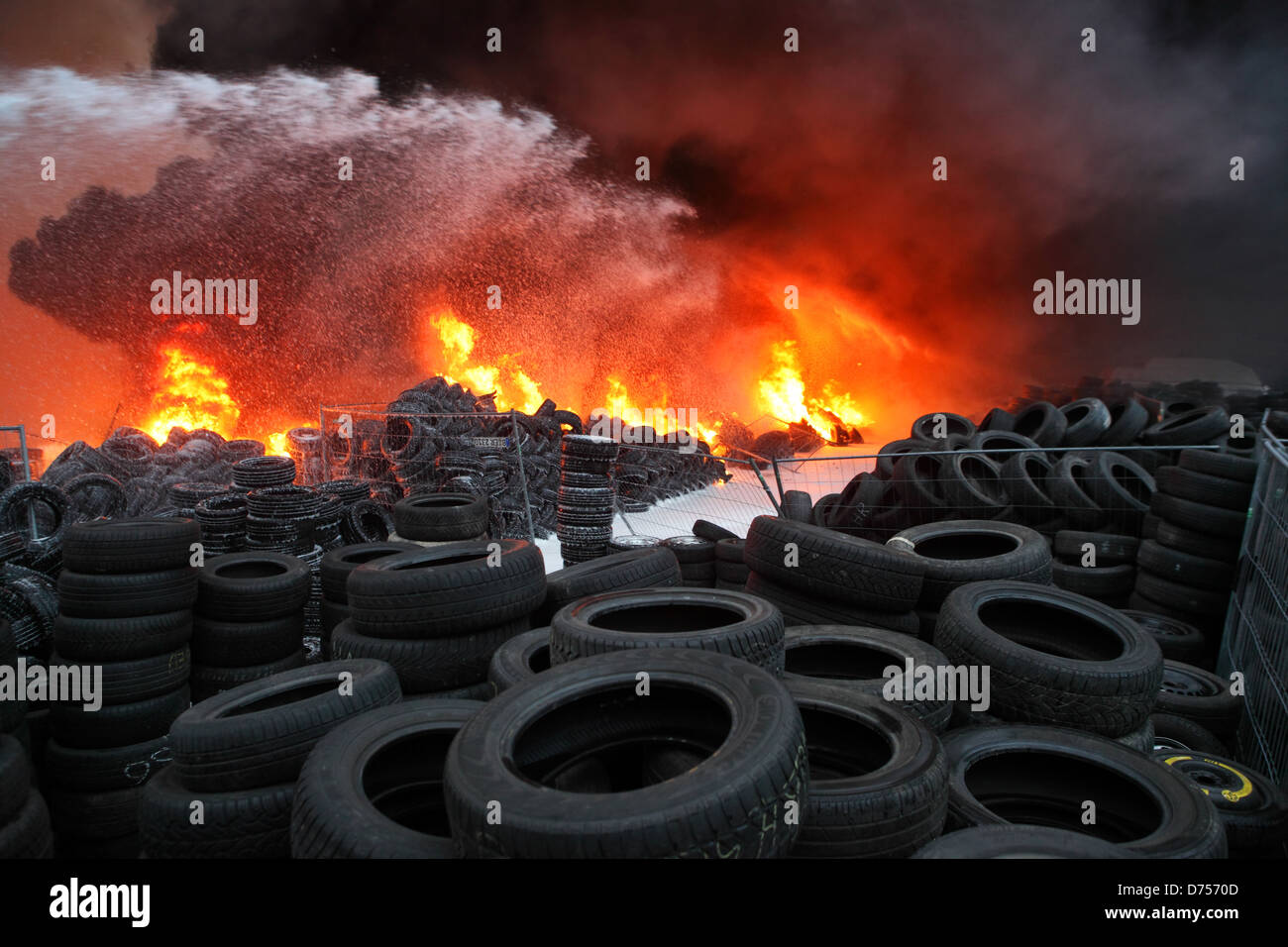 Fuego de neumáticos fotografías e imágenes de alta resolución - Alamy