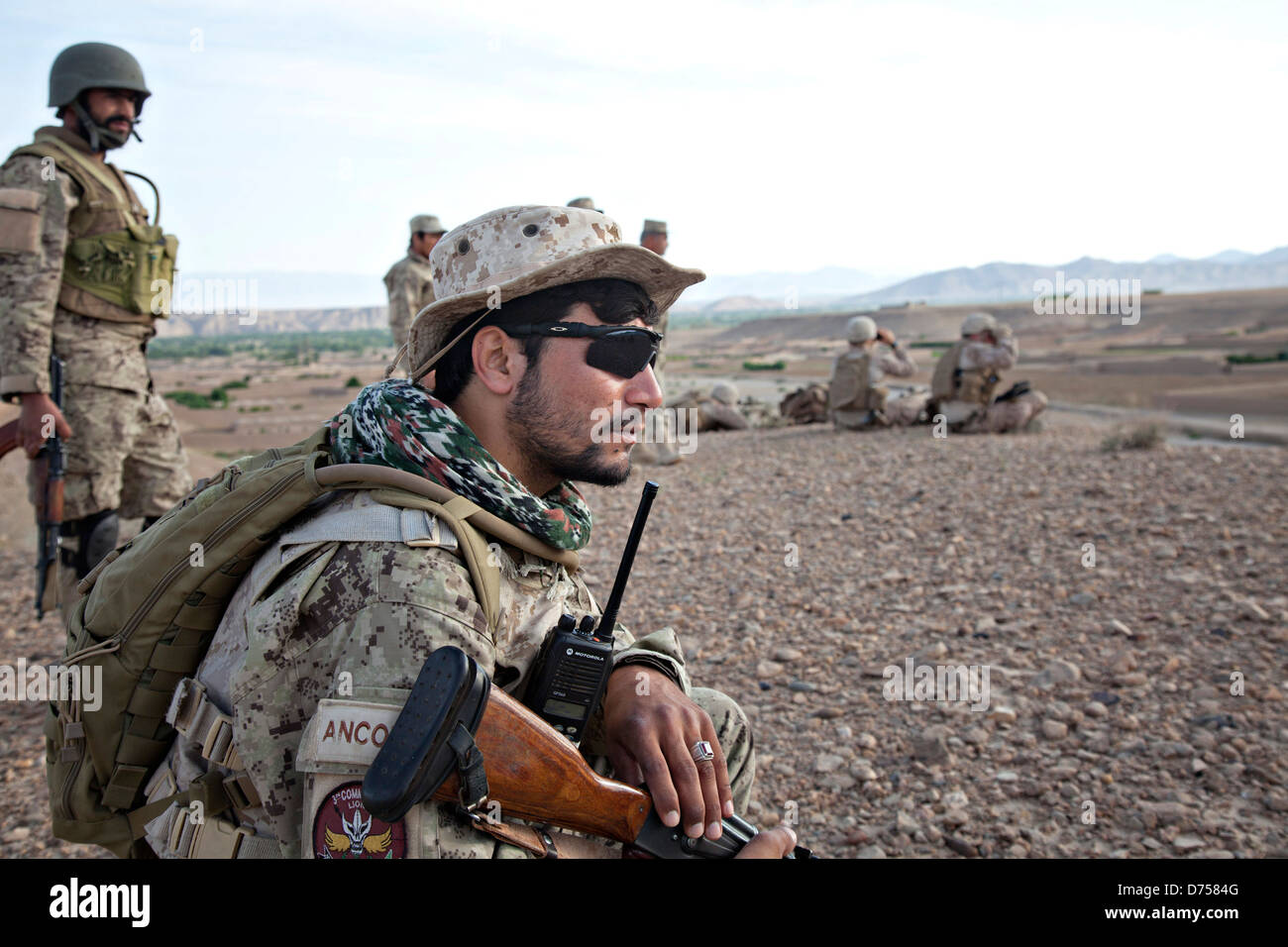 Un Orden Civil Nacional Afgano policías mantiene vigilancia durante la operación de California para claro enemigo insurgentes de la aldea de Loy Mandah Abril 28, 2013 en el distrito de Kajaki, provincia de Helmand, Afganistán. Foto de stock