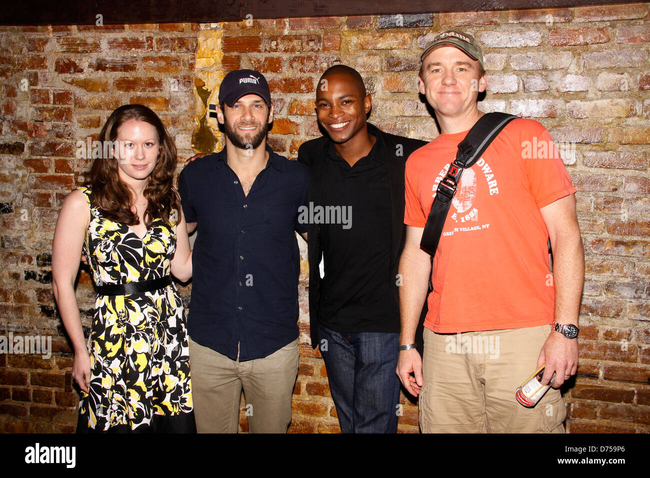 El dramaturgo Laura Brienza, Justin Bartha, director Reginald L. Douglas y Justin 'Todos' Gente Nueva co-estrella David Wilson Barnes Foto de stock