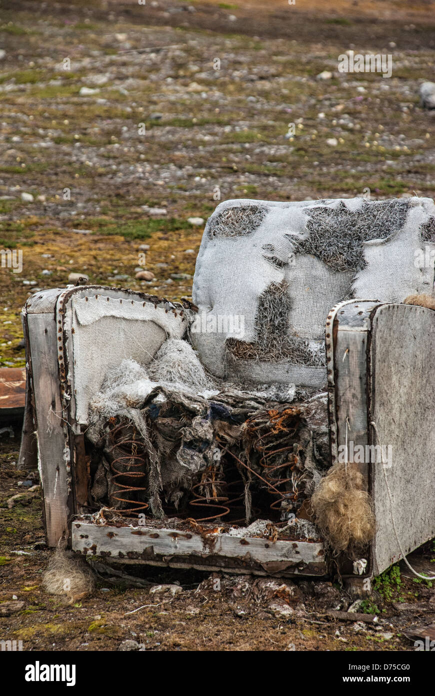 Viejo, arruinado sillón en el campamento de Mansfield, la abandonada cantera de mármol, Blomstrandhalvoya, el archipiélago de Svalbard, Noruega Foto de stock