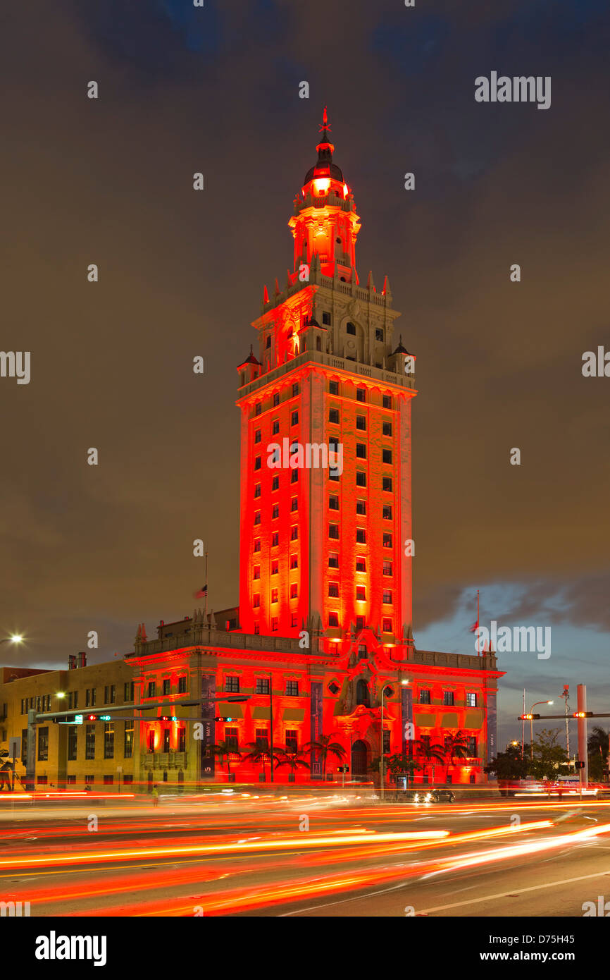 Torre de la libertad, y vetas de luz, Miami, Florida, EE.UU. Foto de stock