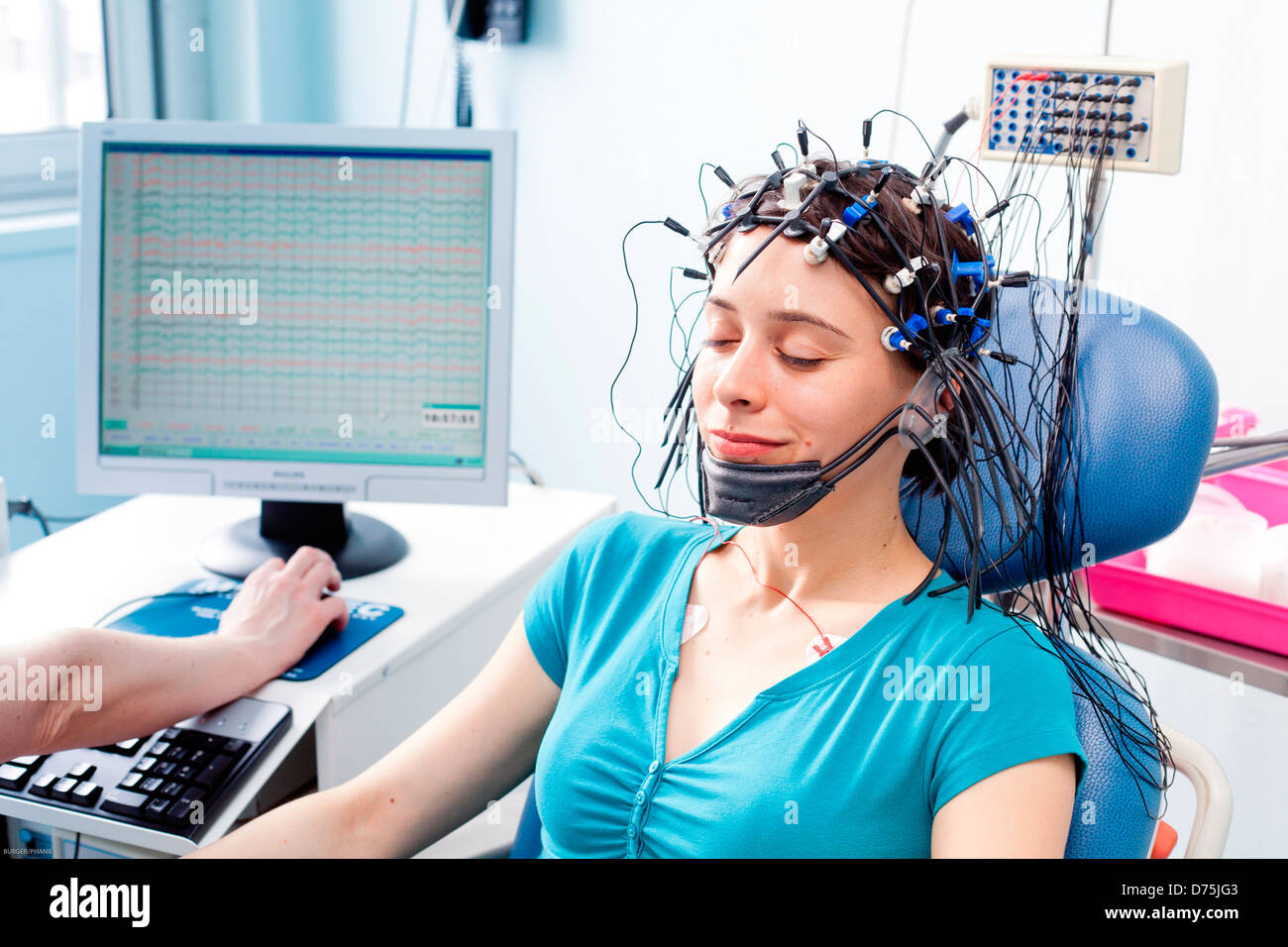 Mujer experimentando un electroencefalograma (EEG). Hospital de Limoges, Francia Fotografía de
