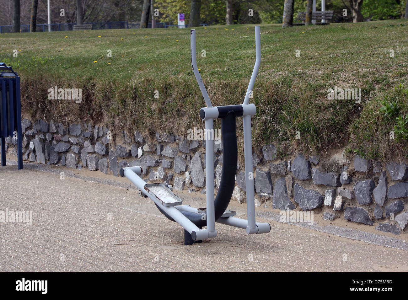 Equipo de ejercicio al aire libre frente al mar en Swansea, Gales del Sur, Reino Unido, abril de 2013 Foto de stock