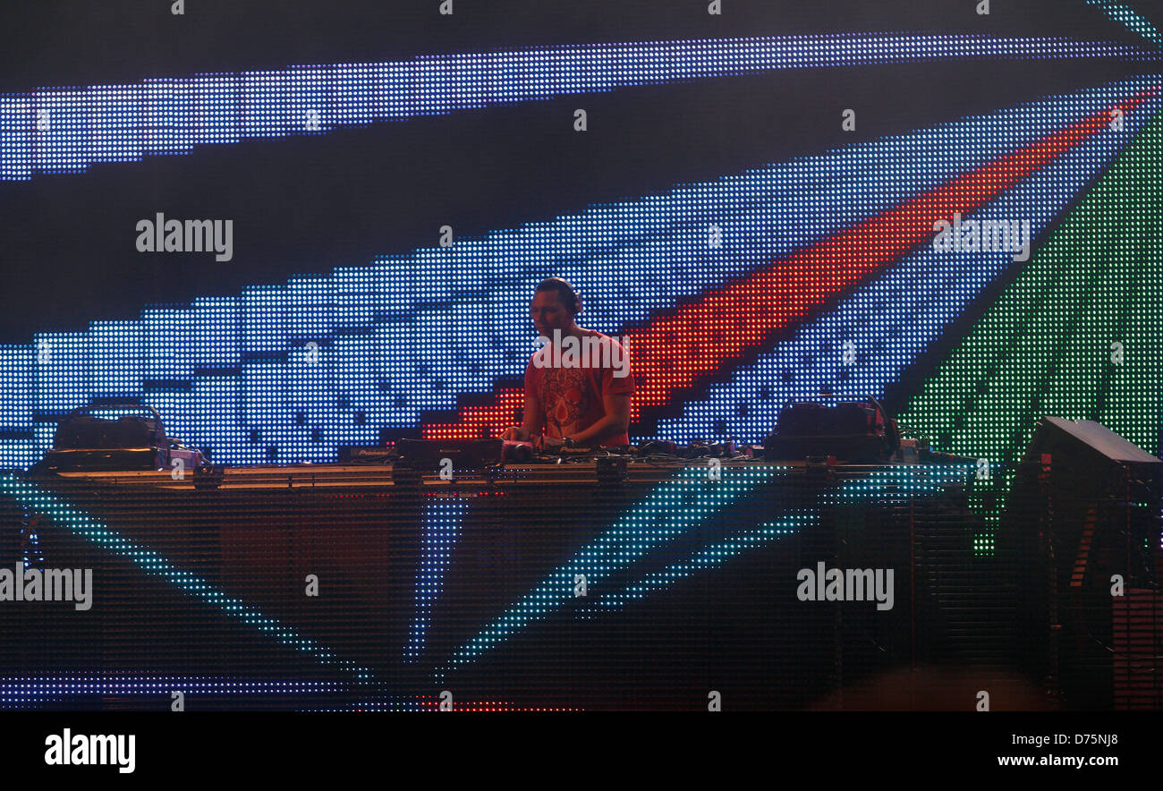 Músico holandés DJ Tiesto realiza durante un evento en vivo en la isla balear de Ibiza Español. Foto de stock