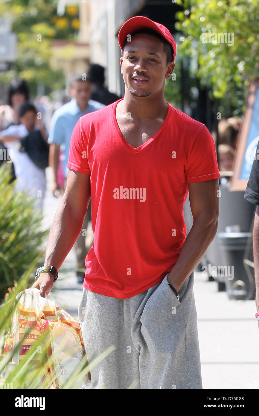 Rapero Romeo se ajusta a sí mismo mientras llevaba pantalones de chándal  como él deja el Cheesecake Factory con una bolsa de comida a domicilio los  Fotografía de stock - Alamy