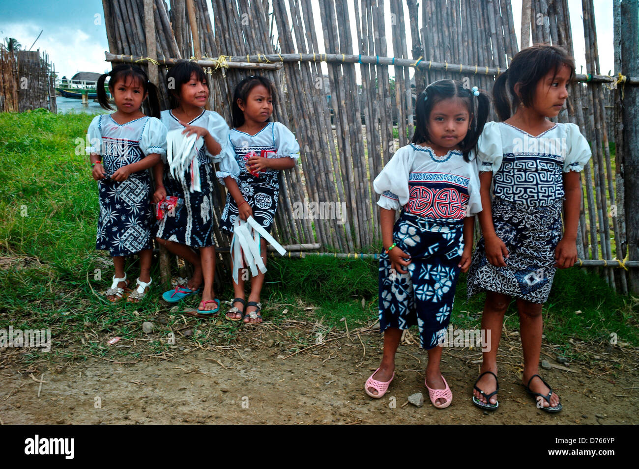 Panamá, Kuna Yala, los niños que asisten a la partida a la escuela vestidos en uniformes de mola, en el pueblo de Guna Indígena de Ustupu Foto de stock