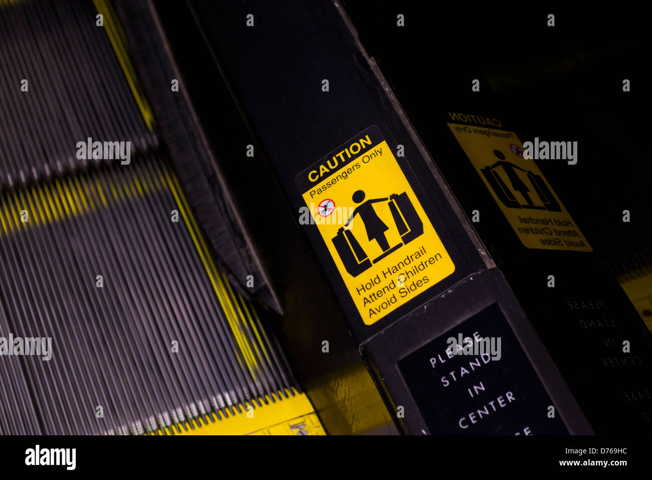 Escalera mecánica etiqueta de precaución Foto de stock