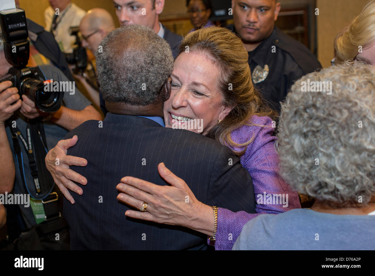 Elizabeth Colbert Busch el candidato demócrata para la curul es abrazado por un partidario tras su debate con el oponente republicano Gov. Mark Sanford en la Ciudadela el 29 de abril de 2013 en Charleston, Carolina del Sur. Foto de stock