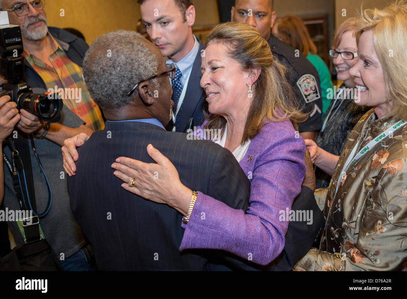 Elizabeth Colbert Busch el candidato demócrata para la curul es abrazado por un partidario tras su debate con el oponente republicano Gov. Mark Sanford en la Ciudadela el 29 de abril de 2013 en Charleston, Carolina del Sur. Foto de stock