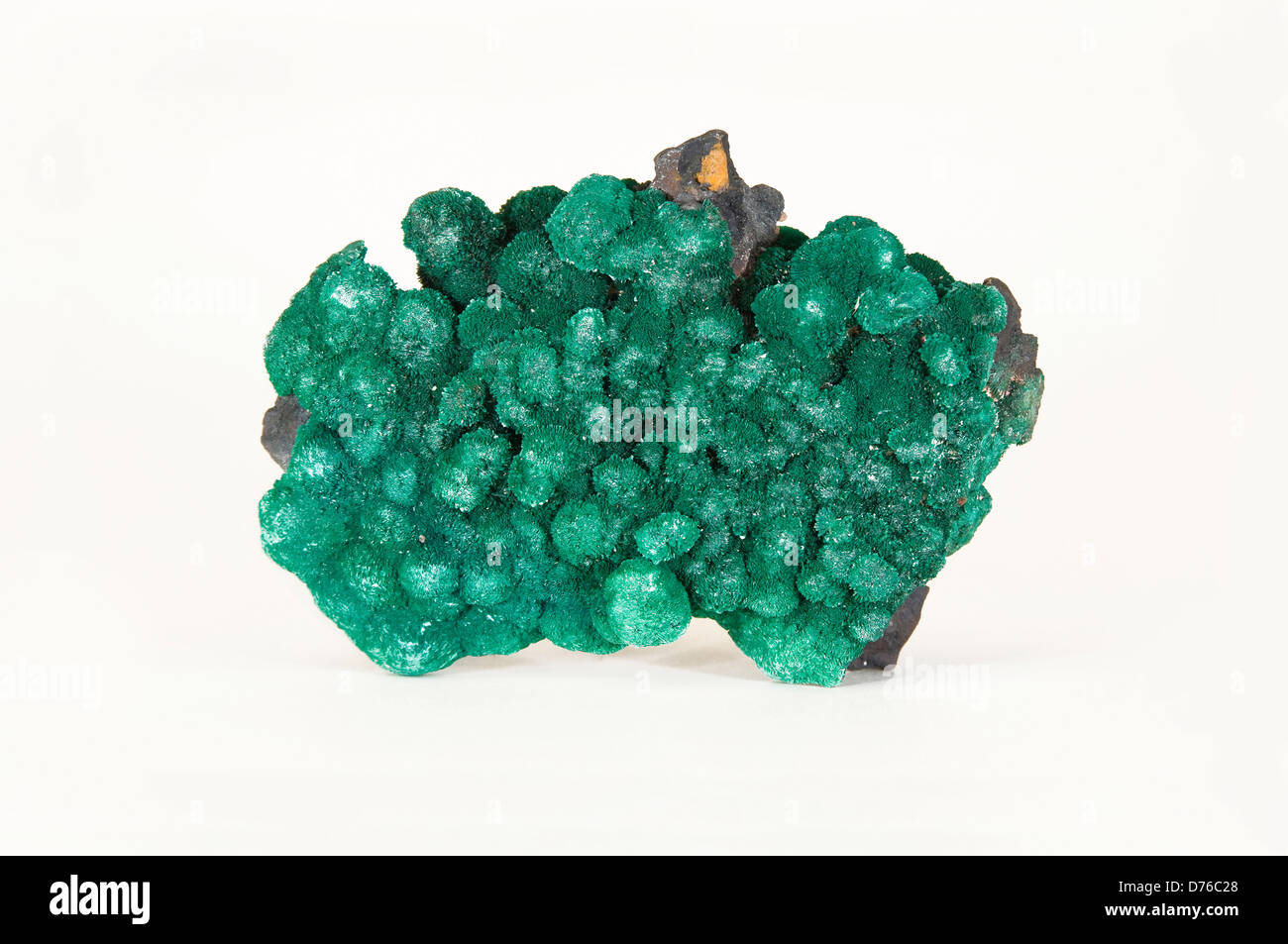 Espécimen mineral malaquita sobre fondo blanco. Foto de stock