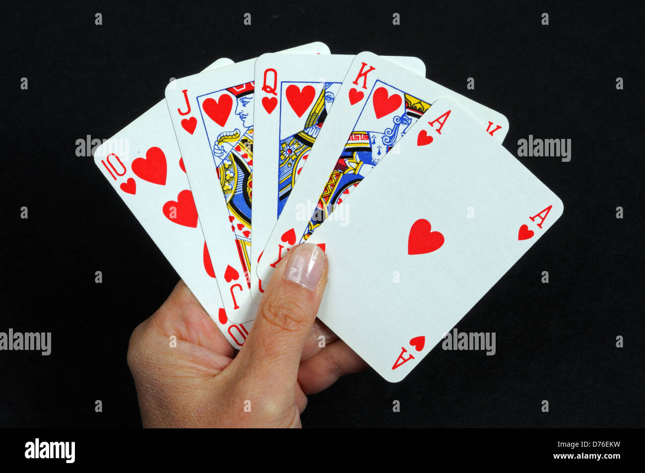 Escalera real la mano de poker en el corazón una demanda contra un fondo  negro Fotografía de stock - Alamy