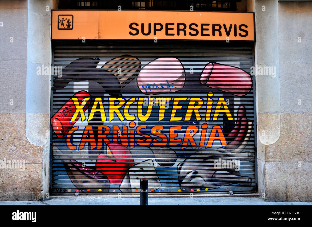 Barcelona, Cataluña, España. Tienda pintado persianas reflejando el  negocio. Supermercado Fotografía de stock - Alamy