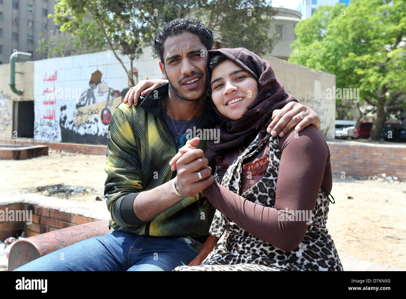 Matrimonio joven tomados de las manos, la plaza Tahrir, El Cairo, Egipto Foto de stock
