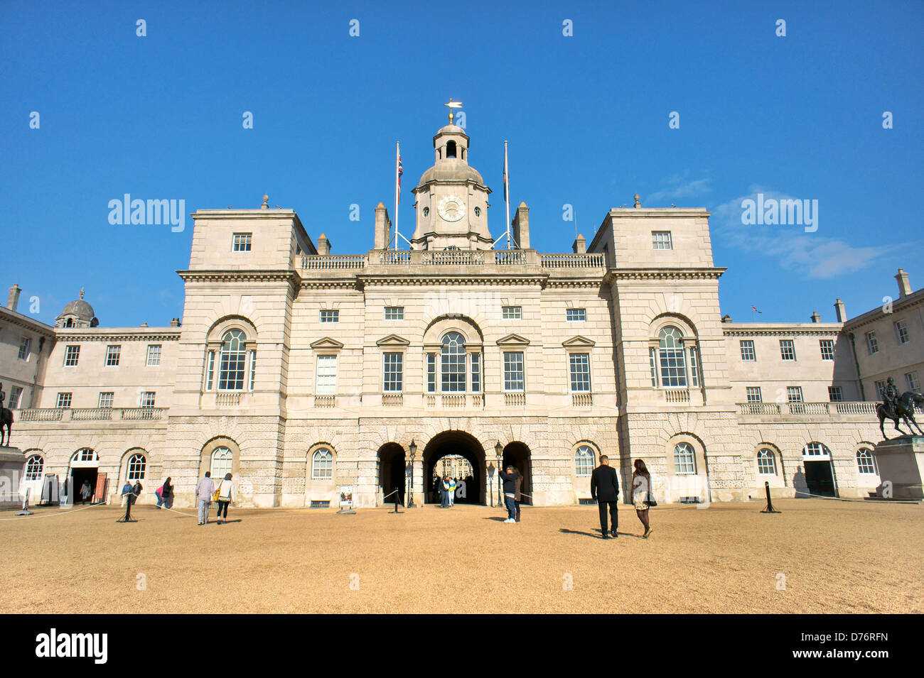 Los guardias a caballo. Edificio de estilo Palladian, Whitehall, Londres. Visto desde el desfile de guardias a caballo Foto de stock