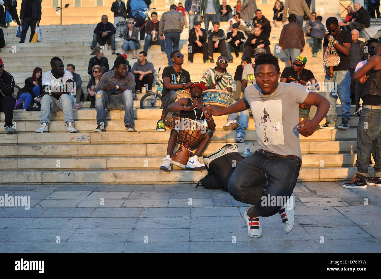 Bailarines y músicos de calle en Atenas Foto de stock